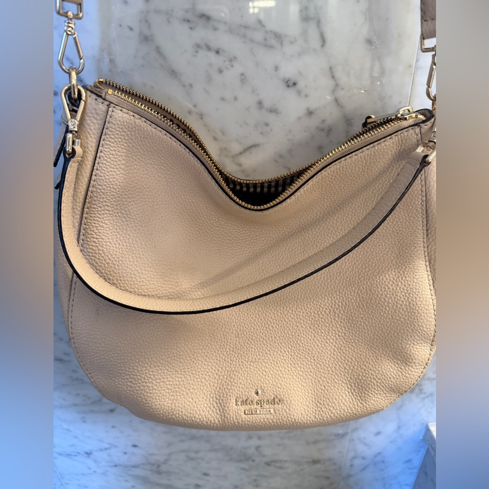 Kate Spade cream/white beige Leather Crossbody Bag shoulder bucket zipper